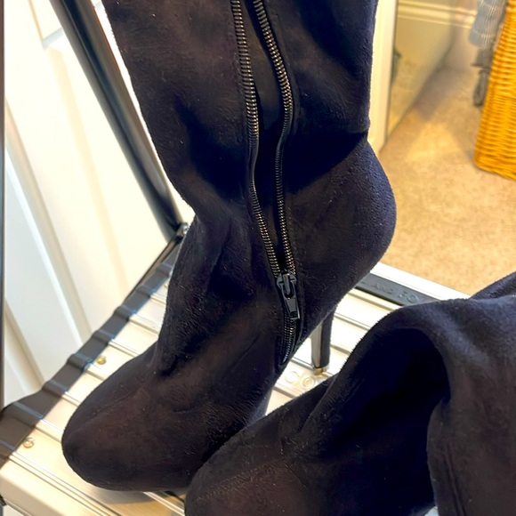 Over-the-knee boots. - Picture 4 of 7